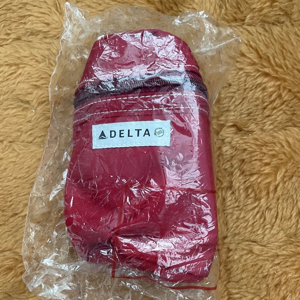 VTG Delta Air Lines Red Round Amenity Kit
